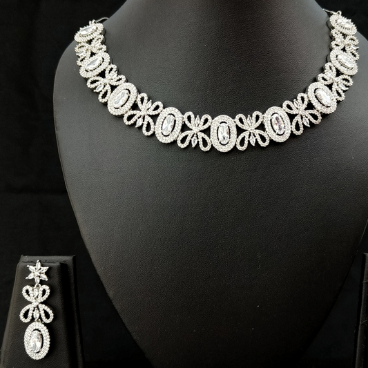 CHARMING SILVER DIAMOND NECKLACE