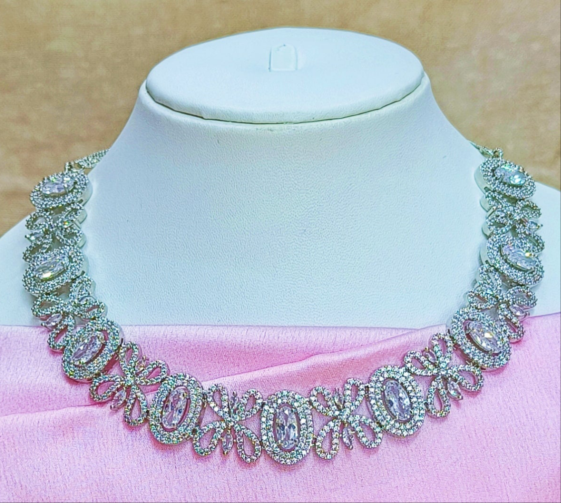 CHARMING SILVER DIAMOND NECKLACE