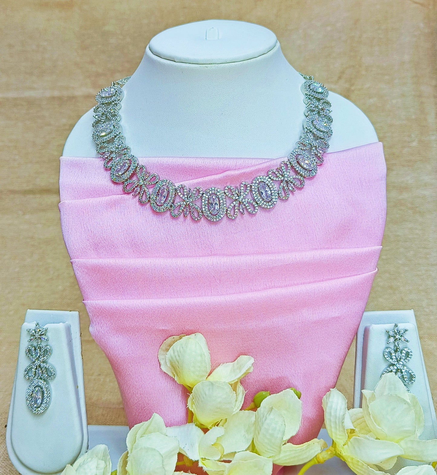 CHARMING SILVER DIAMOND NECKLACE