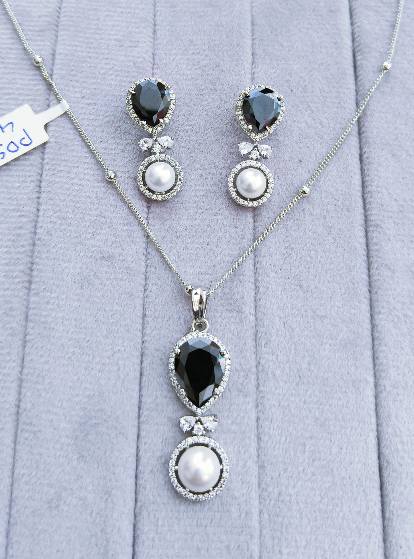 Cpds00 465s Rhodium plated chain pendant set with black n pearl