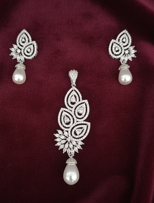 AD Gayatri pendant set