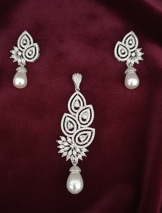 AD Gayatri pendant set