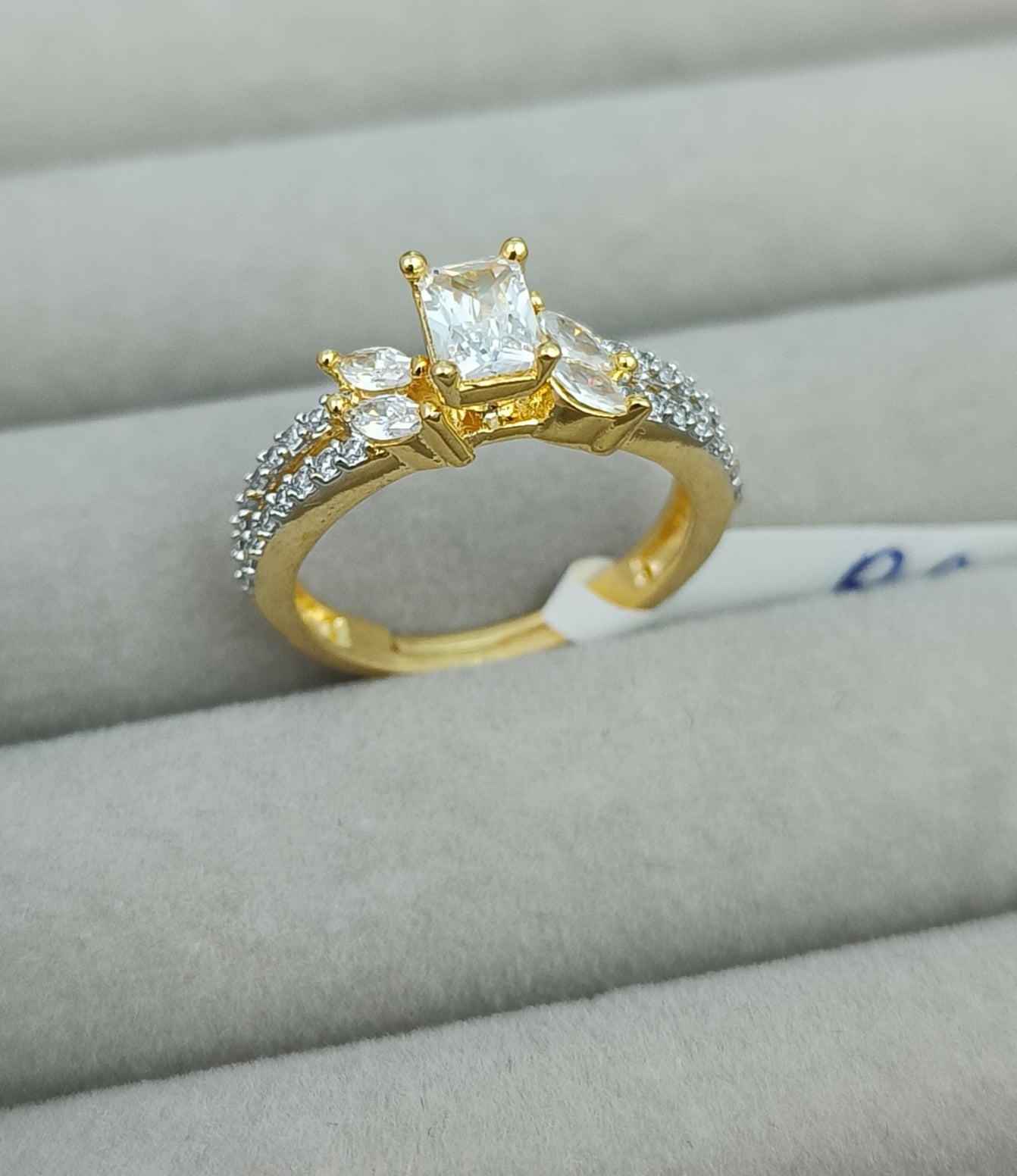 AD gold solitaire finger ring 482