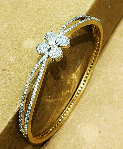 Brc00 634 FLOWER DIAMOND BRACELET OPENABLE