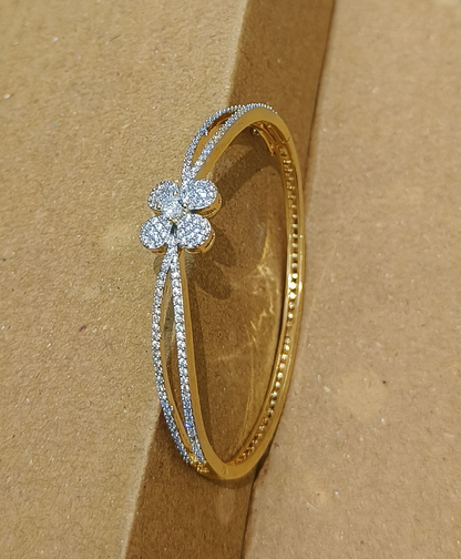 Brc00 634 FLOWER DIAMOND BRACELET OPENABLE