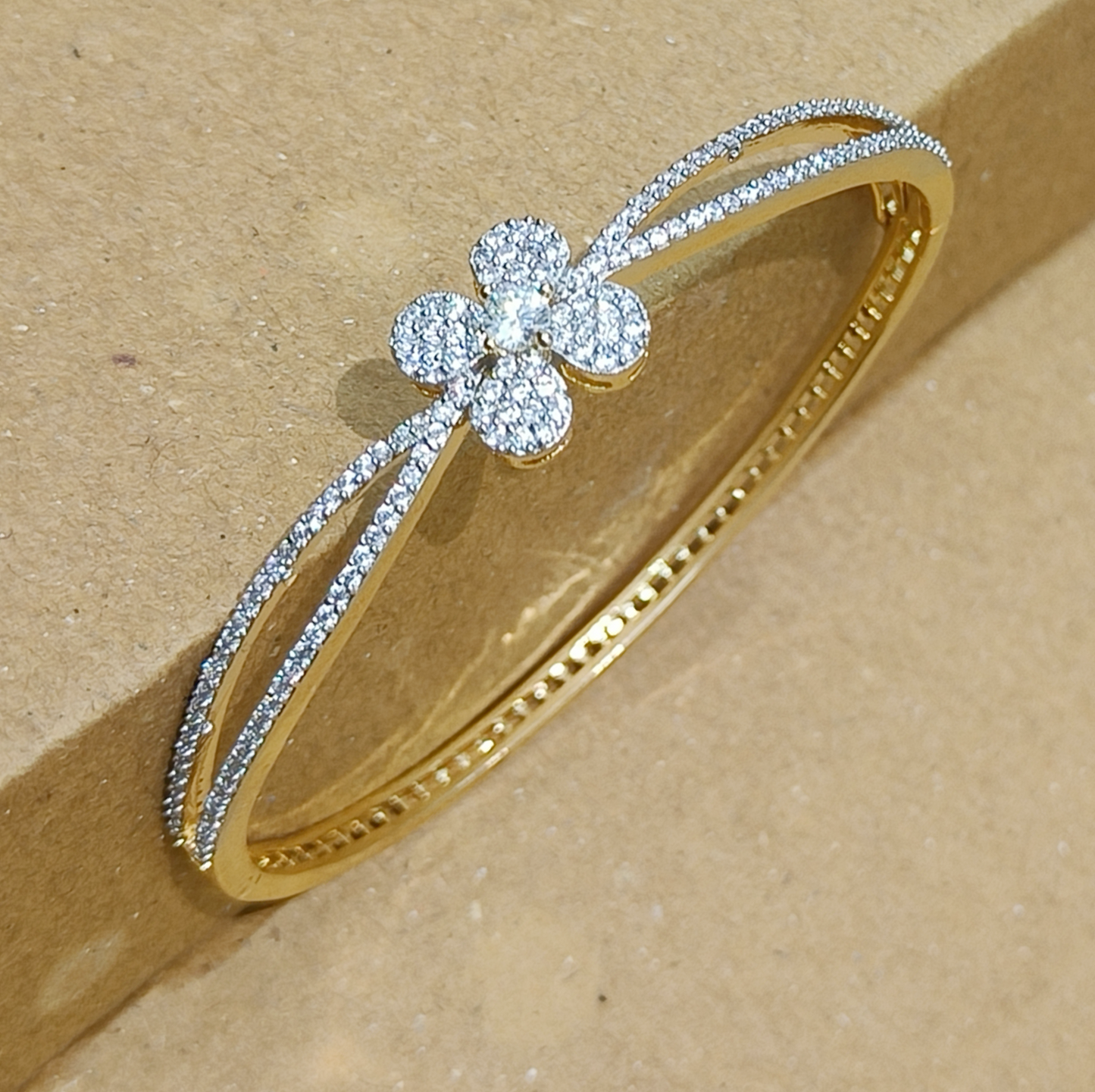 Brc00 634 FLOWER DIAMOND BRACELET OPENABLE