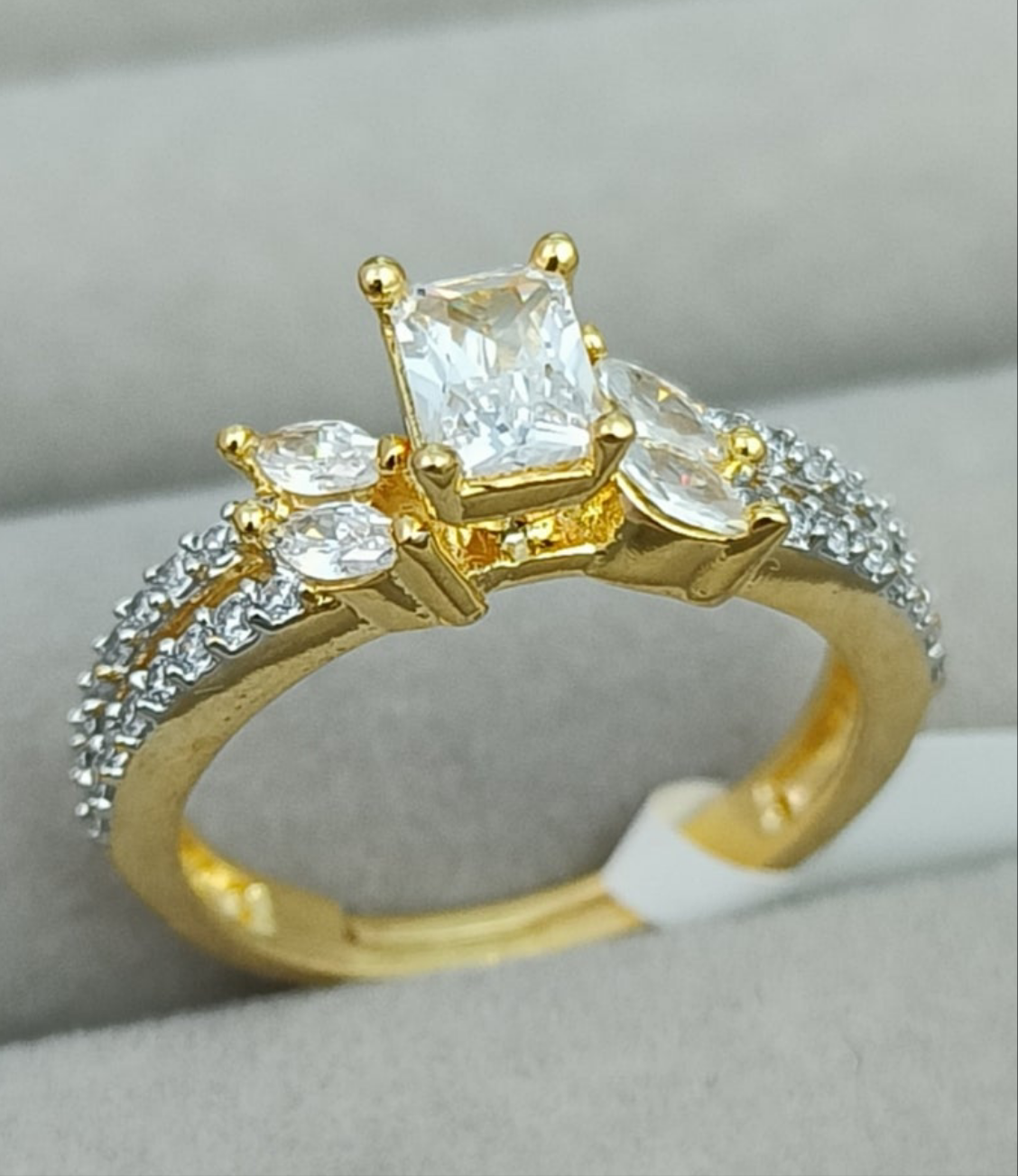 AD gold solitaire finger ring 482