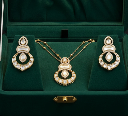 Pachi Kundan N Mop Chain Pendant Set