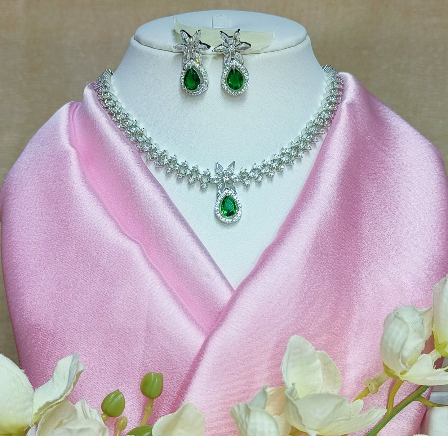 DELICATE & ELEGANT SILVER NECKLACE WITH EMERALD DROP