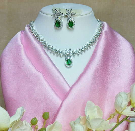 DELICATE & ELEGANT SILVER NECKLACE WITH EMERALD DROP