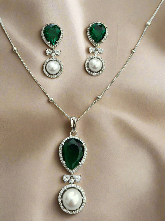 Cpds00 466s rhodium plated chain pendant set with emerald and pearl AD