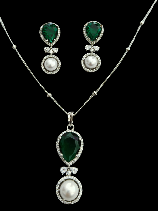Cpds00 466s rhodium plated chain pendant set with emerald and pearl AD