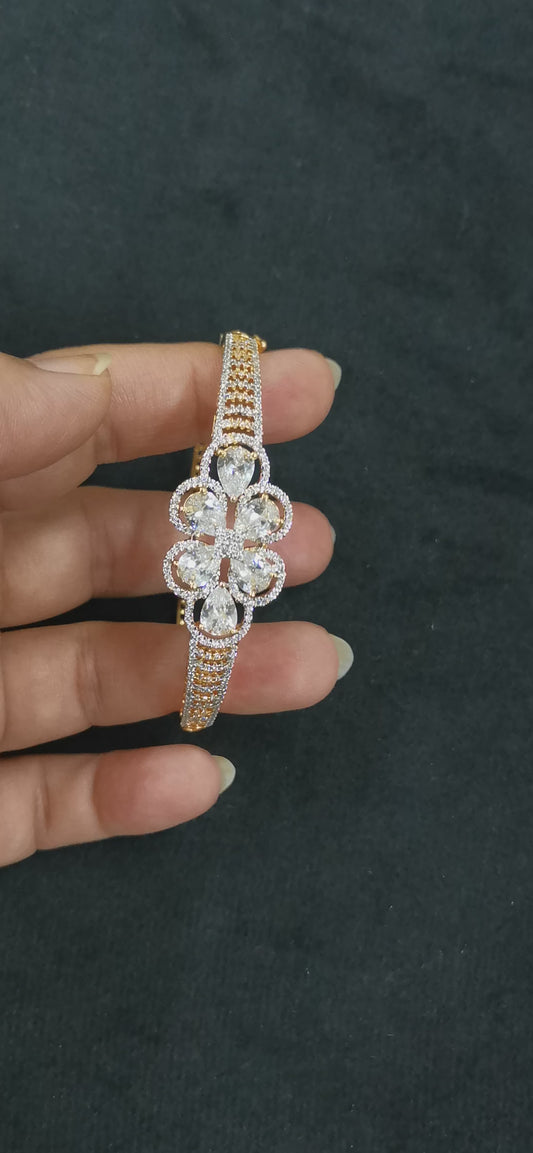 Brc25 191 Gold-Plated CZ Diamond Flower Motif Bracelet