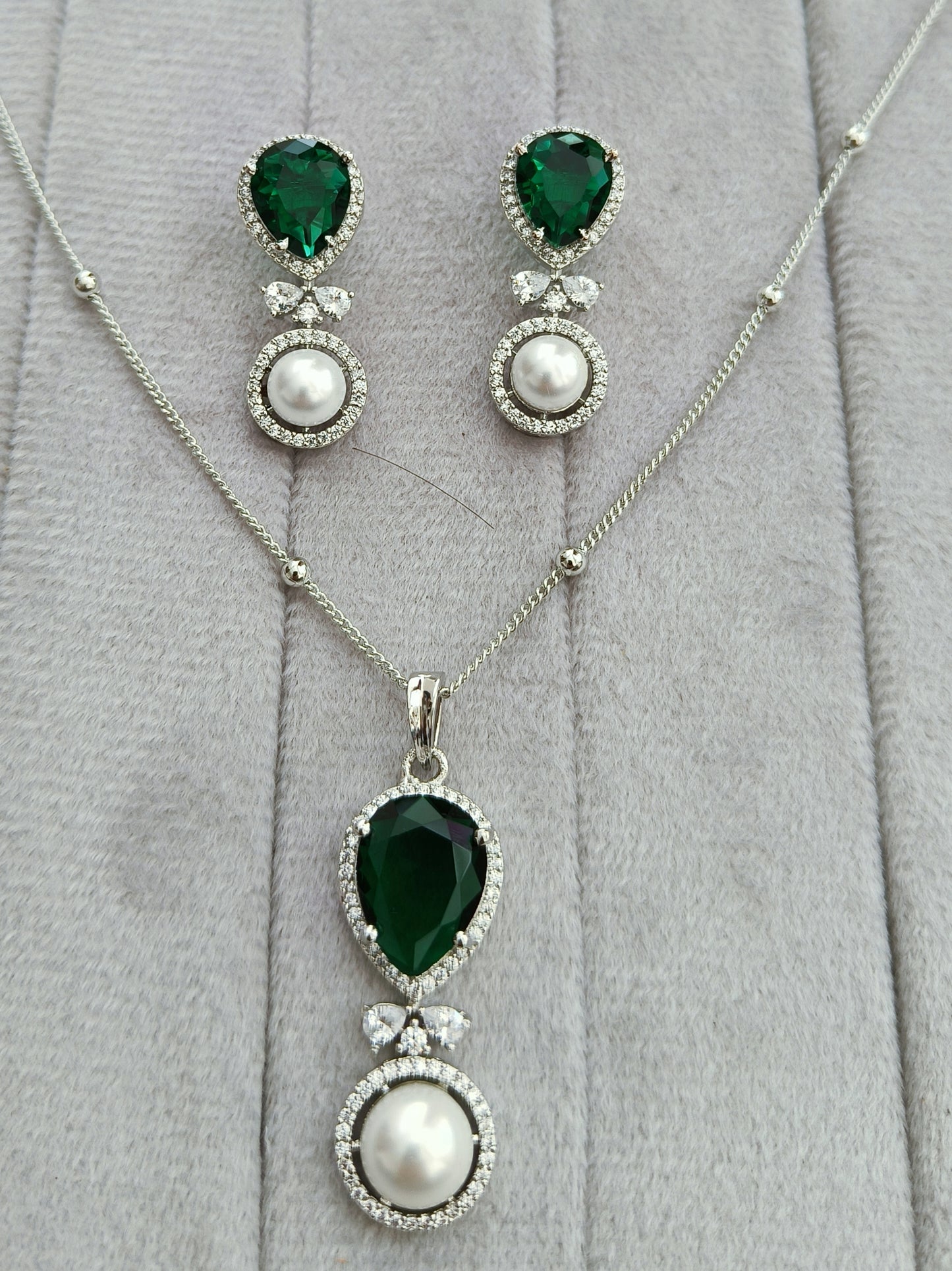 Cpds00 466s rhodium plated chain pendant set with emerald and pearl AD