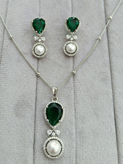 Cpds00 466s rhodium plated chain pendant set with emerald and pearl AD